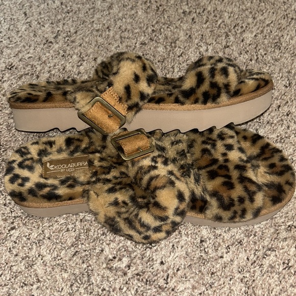 Kookaburra by UGG Fuzzy Sandals - Picture 2 of 5
